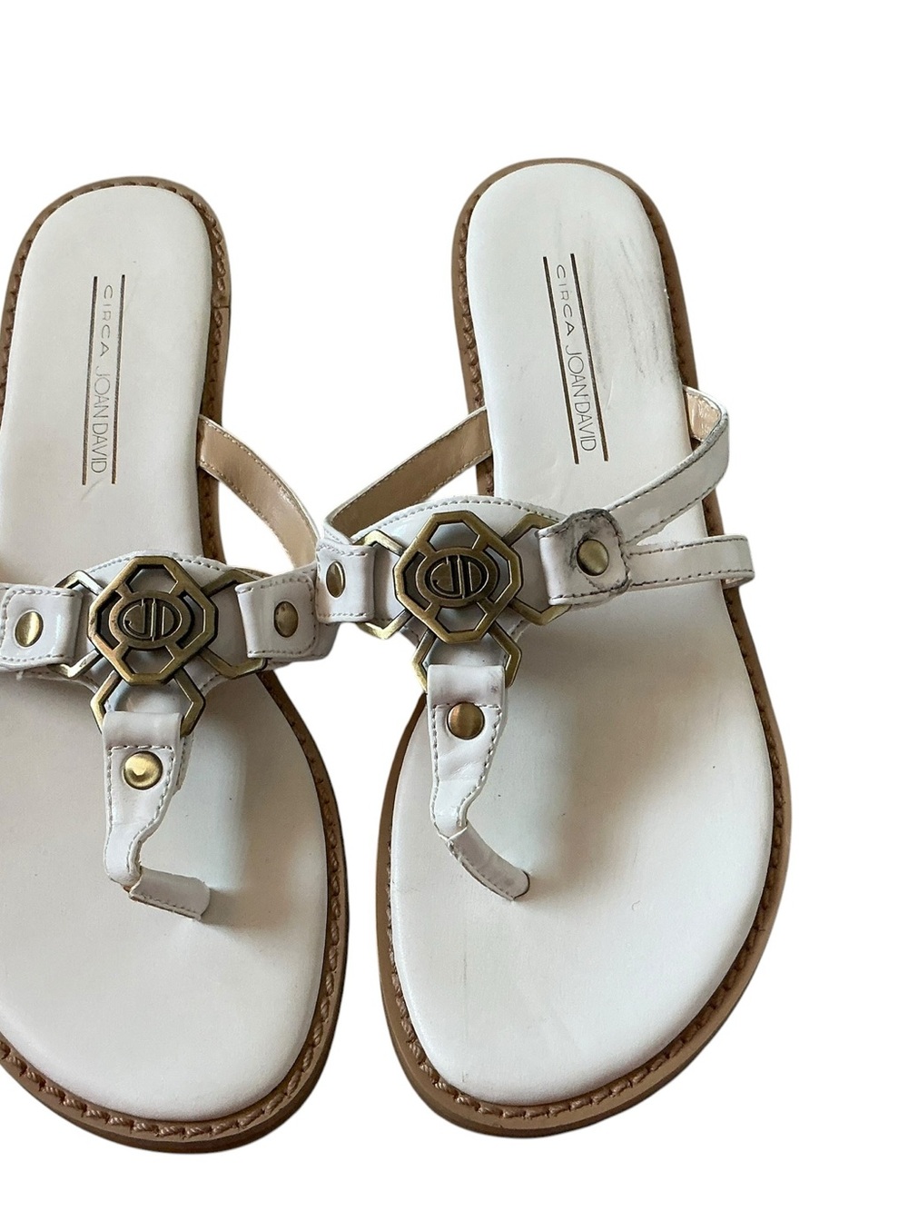 Circa Joan & David XYLA thong sandals size 6.5 gold accent